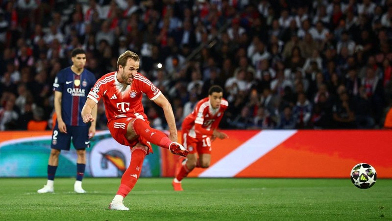 Harry Kane mencetak gol pertama Bayern Munich melalui titik penalti saat menghadapi Paris Saint-Germain pada leg pertama semifinal Liga Champions UEFA di Parc des Princes, Selasa (28/4/2026).