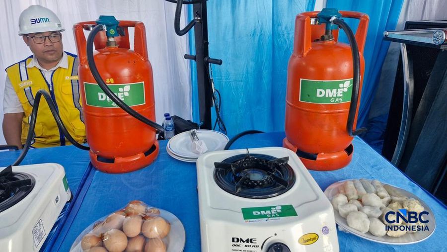 Ilustrasi tabung kompor berbahan bakar Dimethyl Ether (DME) yang dipamerkan dalam acara groundbreaking Proyek Hilirisasi Fase II pengembangan hilirisasi batu bara menjadi DME di Tanjung Enim, Sumatera Selatan, Rabu (29/4/2026). (CNBC Indonesia/Verda