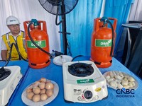 Ilustrasi tabung kompor berbahan bakar Dimethyl Ether (DME) yang dipamerkan dalam acara groundbreaking Proyek Hilirisasi Fase II pengembangan hilirisasi batu bara menjadi DME di Tanjung Enim, Sumatera Selatan, Rabu (29/4/2026). (CNBC Indonesia/Verda