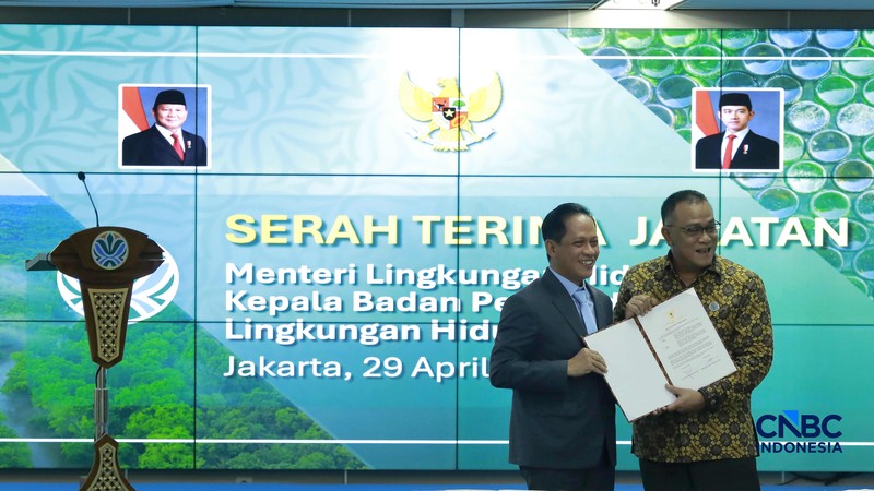 Jumhur Hidayat resmi menjabat sebagai Menteri Lingkungan Hidup, menggantikan Hanif Faisol Nurofiq yang bergeser menjadi Wakil Menteri Koordinator bidang Pangan. (CNBC Indonesia/Muhammad Sabki)