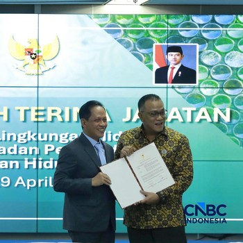 Jumhur Hidayat resmi menjabat sebagai Menteri Lingkungan Hidup, menggantikan Hanif Faisol Nurofiq yang bergeser menjadi Wakil Menteri Koordinator bidang Pangan. (CNBC Indonesia/Muhammad Sabki)