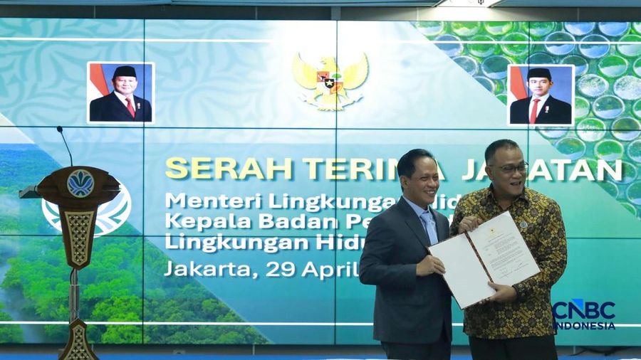 Jumhur Hidayat resmi menjabat sebagai Menteri Lingkungan Hidup, menggantikan Hanif Faisol Nurofiq nan bergeser menjadi Wakil Menteri Koordinator bagian Pangan. (CNBC Indonesia/Muhammad Sabki)