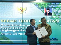 Jumhur Hidayat resmi menjabat sebagai Menteri Lingkungan Hidup, menggantikan Hanif Faisol Nurofiq yang bergeser menjadi Wakil Menteri Koordinator bidang Pangan. (CNBC Indonesia/Muhammad Sabki)