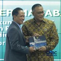 Jumhur Hidayat resmi menjabat sebagai Menteri Lingkungan Hidup, menggantikan Hanif Faisol Nurofiq yang bergeser menjadi Wakil Menteri Koordinator bidang Pangan. (CNBC Indonesia/Muhammad Sabki)