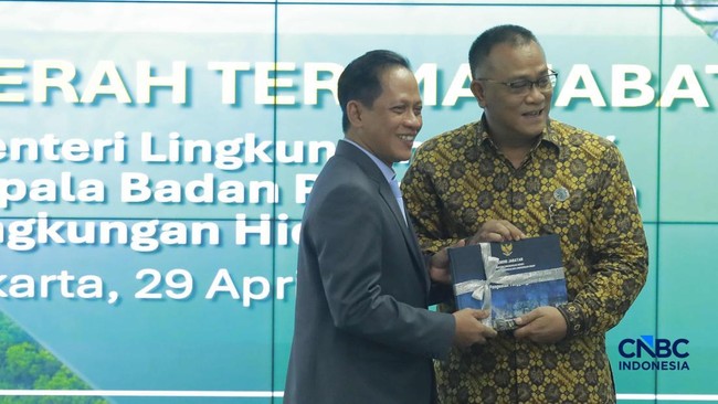 Hanif Faisol Serahkan Dokumen dan Plakat, Jumhur Sah Jadi Menteri LH