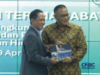 Jumhur Hidayat resmi menjabat sebagai Menteri Lingkungan Hidup, menggantikan Hanif Faisol Nurofiq yang bergeser menjadi Wakil Menteri Koordinator bidang Pangan. (CNBC Indonesia/Muhammad Sabki)