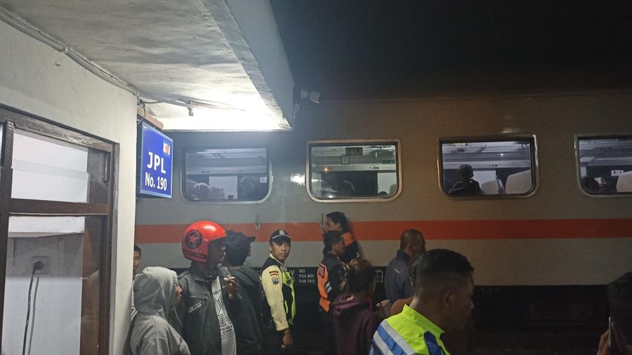 KA Dhoho tabrak dump truk di Sananwetan, Kota Blitar, Selasa (28/4/2026). (Dok. Detikcom/Fima Purwanti)