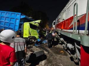 Kronologi KA Dhoho Hantam Dump Truk Mogok di Perlintasan Blitar