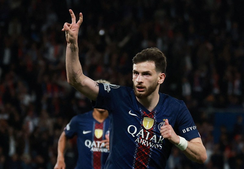 Willian Pacho dan Marquinhos bertepuk tangan kepada para penggemar usai laga Paris Saint-Germain melawan Bayern Munich pada leg pertama semifinal Liga Champions UEFA di Parc des Princes, Selasa (28/4/2026). (REUTERS/Sarah Meyssonnier)