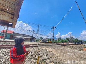 Cerita Keikhlasan Komalarasi, Penjaga Nyawa di Perlintasan KA