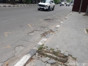 Keluhkan Aspal-Trotoar Rusak di Jalan Pengadilan, Warga: Banyak Ranjau