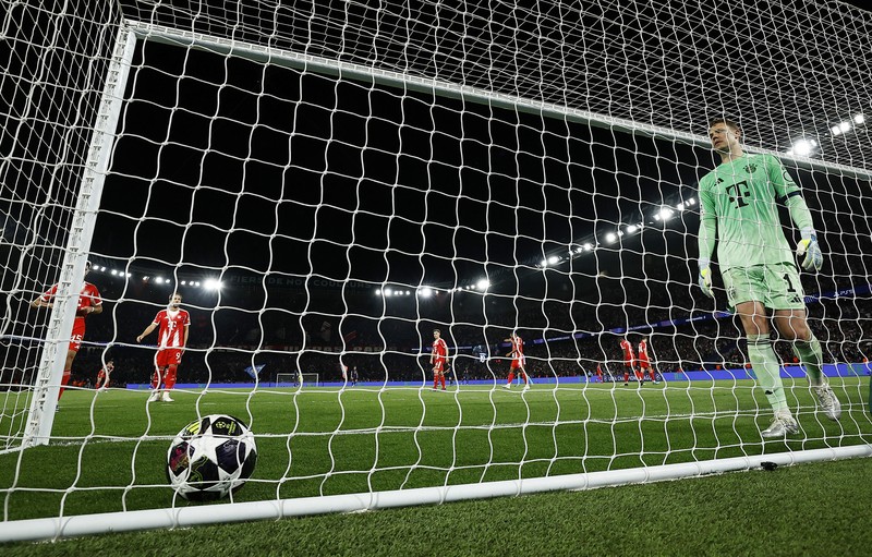 Willian Pacho dan Marquinhos bertepuk tangan kepada para penggemar usai laga Paris Saint-Germain melawan Bayern Munich pada leg pertama semifinal Liga Champions UEFA di Parc des Princes, Selasa (28/4/2026). (REUTERS/Sarah Meyssonnier)