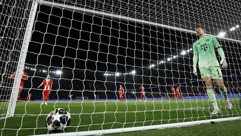 Manuel Neuer tampak kecewa setelah Ousmane Dembele mencetak gol kelima Paris Saint-Germain ke gawang Bayern Munich dalam leg pertama semifinal Liga Champions UEFA di Parc des Princes, Selasa (28/4/2026).
