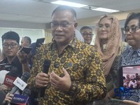 Menteri Lingkungan Hidup yang baru yakni Jumhur Hidayat dalam konferensi pers di Jakarta, Rabu (29/4/2026). (CNBC Indonesia/Chandra Dwi Pranata)