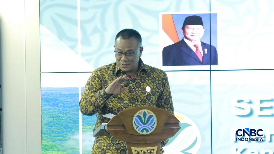 Menteri Lingkungan Hidup/Kepala Badan Pengendalian Lingkungan Hidup (BPLH) Jumhur Hidayat. (CNBC Indonesia/Muhammad Sabki)