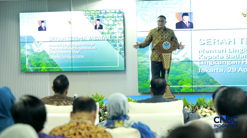 Jumhur Hidayat resmi menjabat sebagai Menteri Lingkungan Hidup, menggantikan Hanif Faisol Nurofiq yang bergeser menjadi Wakil Menteri Koordinator bidang Pangan. (CNBC Indonesia/Muhammad Sabki)
