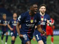 Ousmane Dembele merayakan gol ketiga Paris Saint-Germain saat menghadapi Bayern Munich pada leg pertama semifinal Liga Champions UEFA di Parc des Princes, Selasa (28/4/2026). (REUTERS/Gonzalo Fuentes)