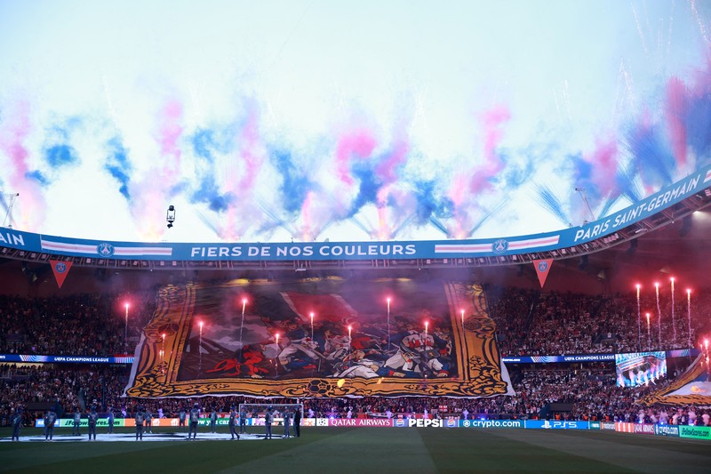 Willian Pacho dan Marquinhos bertepuk tangan kepada para penggemar usai laga Paris Saint-Germain melawan Bayern Munich pada leg pertama semifinal Liga Champions UEFA di Parc des Princes, Selasa (28/4/2026). (REUTERS/Sarah Meyssonnier)