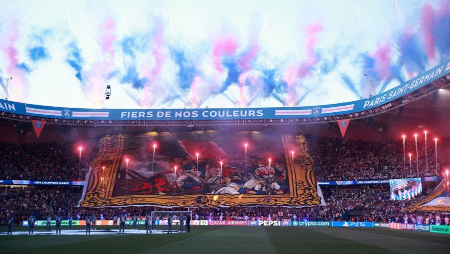 Pemandangan umum kembang api terlihat saat para penggemar Paris Saint-Germain membentangkan spanduk di tribun sebelum laga melawan Bayern Munich pada leg pertama semifinal Liga Champions UEFA di Parc des Princes, Selasa (28/4/2026).