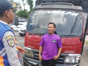 Nekat! Truk ODOL Terobos Portal Jalur Silayur Semarang-Dikejar Dishub