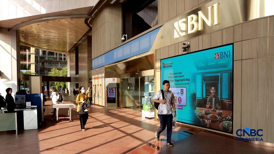 Pengunjung berjalan di area kawasan Fedung graha Bank BNI, Jakarta, Rabu, (29/04/2026).