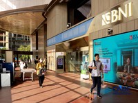 Pengunjung berjalan di area kawasan Fedung graha Bank BNI, Jakarta, Rabu, (29/04/2026). (CNBC Indonesia/Muhammad Sabki)
