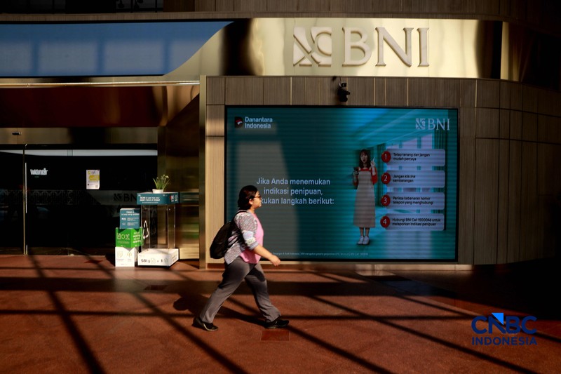 Direktur Utama BNI Putrama Wahju Setyawan (tengah), bersama Direktur Finance &amp; Strategy BNI Hussein Paolo Kartadjoemena, dan Direktur Risk Management BNI David Pirzada berbincang sebelum menyampaikan paparan kinerja kuartal I 2026 di Gedung Grha BNI, Jakarta, Rabu (29/04/2026). (CNBC Indonesia/Muhammad Sabki)