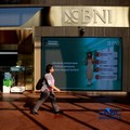 Pengunjung berjalan di area kawasan Fedung graha Bank BNI, Jakarta, Rabu, (29/04/2026). (CNBC Indonesia/Muhammad Sabki)