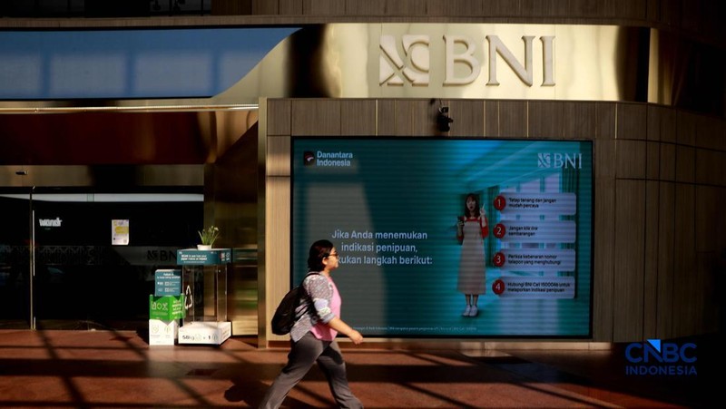 Pengunjung berjalan di area kawasan Fedung graha Bank BNI, Jakarta, Rabu, (29/04/2026).