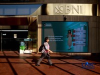 Pengunjung berjalan di area kawasan Fedung graha Bank BNI, Jakarta, Rabu, (29/04/2026). (CNBC Indonesia/Muhammad Sabki)