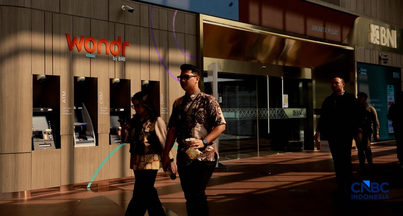 Direktur Utama BNI Putrama Wahju Setyawan (tengah), bersama Direktur Finance &amp; Strategy BNI Hussein Paolo Kartadjoemena, dan Direktur Risk Management BNI David Pirzada berbincang sebelum menyampaikan paparan kinerja kuartal I 2026 di Gedung Grha BNI, Jakarta, Rabu (29/04/2026). (CNBC Indonesia/Muhammad Sabki)