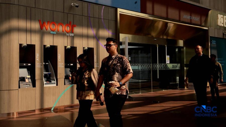 Pengunjung berjalan di area kawasan Fedung graha Bank BNI, Jakarta, Rabu, (29/04/2026).