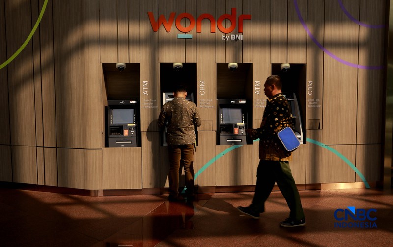 Direktur Utama BNI Putrama Wahju Setyawan (tengah), bersama Direktur Finance &amp; Strategy BNI Hussein Paolo Kartadjoemena, dan Direktur Risk Management BNI David Pirzada berbincang sebelum menyampaikan paparan kinerja kuartal I 2026 di Gedung Grha BNI, Jakarta, Rabu (29/04/2026). (CNBC Indonesia/Muhammad Sabki)