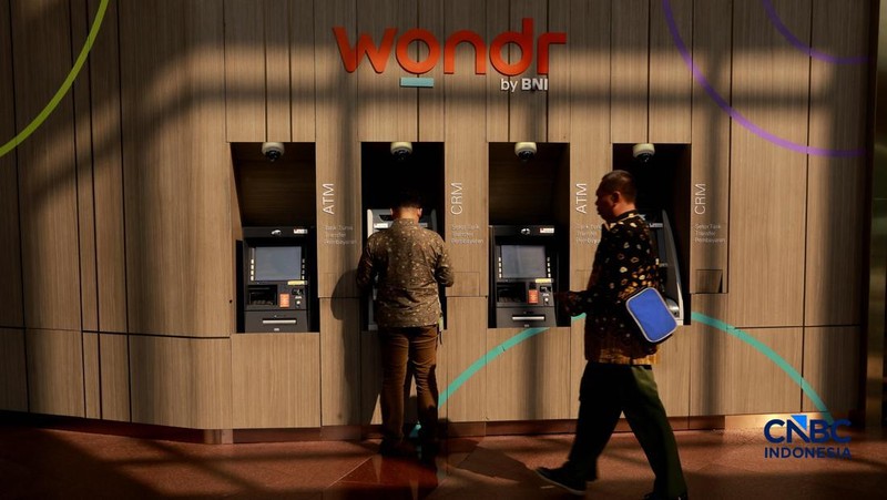 Pengunjung berjalan di area kawasan Fedung graha Bank BNI, Jakarta, Rabu, (29/04/2026).