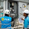 Petugas PLN mengecek kondisi seluruh perangkat, termasuk circuit breaker (CB) untuk memastikan dapat berfungsi secara optimal sebelum melakukan uji coba pengoperasian Gardu Induk 150 kilovolt (kV) Margakarya di kawasan Karawang Internationa Industry