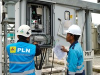 Petugas PLN mengecek kondisi seluruh perangkat, termasuk circuit breaker (CB) untuk memastikan dapat berfungsi secara optimal sebelum melakukan uji coba pengoperasian Gardu Induk 150 kilovolt (kV) Margakarya di kawasan Karawang Internationa Industry