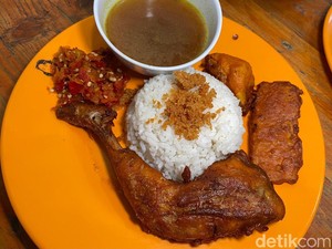 Pindang Ayam Ny. Bong: Ayam Kremes Kuah Pindang yang Unik Sedap