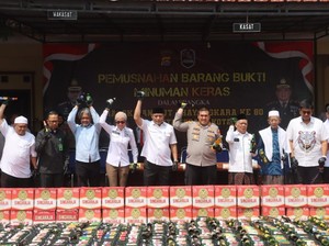 17 Ribu Botol Miras Ilegal di Serang Dimusnahkan