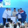 Presiden Prabowo Subianto didampingi Menko Perekonomian, Airlangga Hartarto, CEO Danantara, Rosan Roeslani, Menteri ESDM, Bahlil Lahadalia, dan Direktur Utama PT. Pertamina, Simon Alysius Mantiri saat menekan tombol sebagai simbolis dalam Groundbreak
