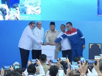 Presiden Prabowo Subianto didampingi Menko Perekonomian, Airlangga Hartarto, CEO Danantara, Rosan Roeslani, Menteri ESDM, Bahlil Lahadalia, dan Direktur Utama PT. Pertamina, Simon Alysius Mantiri saat menekan tombol sebagai simbolis dalam Groundbreak