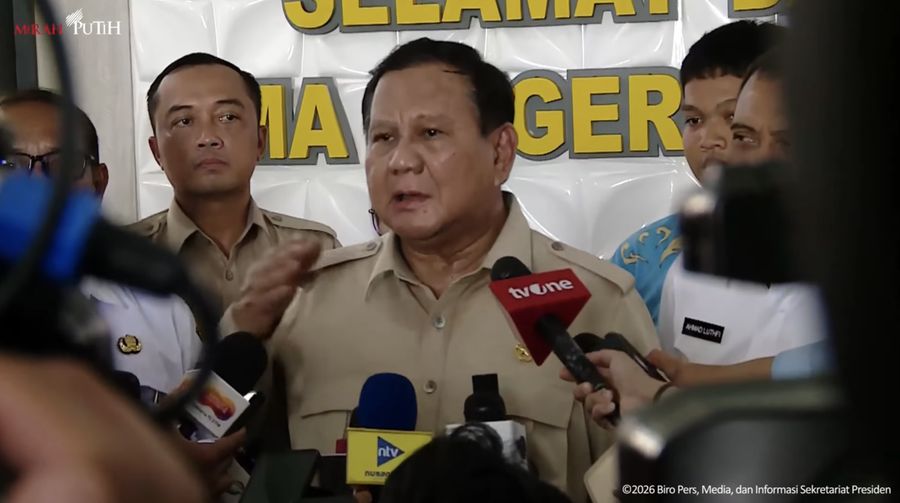 Presiden Prabowo Subianto saat menyampaikan konferensi pers usai meninjau fasilitas SMAN 1 Cilacap, Jawa Tengah, Rabu (29/4/2026). (Tangkapan Layar Youtube/Sekretariat Presiden)