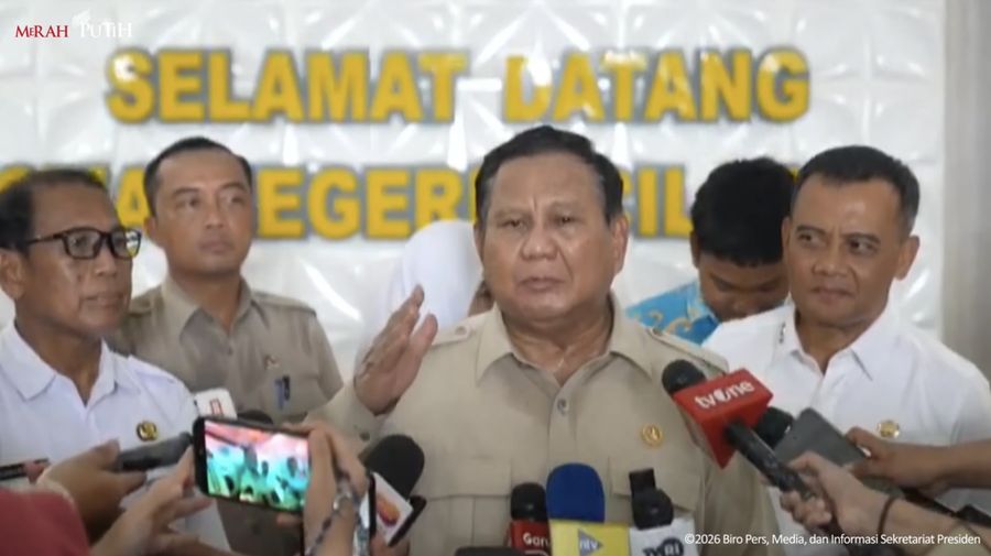 Presiden Prabowo Subianto saat menyampaikan konferensi pers usai meninjau fasilitas SMAN 1 Cilacap, Jawa Tengah, Rabu (29/4/2026). (Tangkapan Layar Youtube/Sekretariat Presiden)