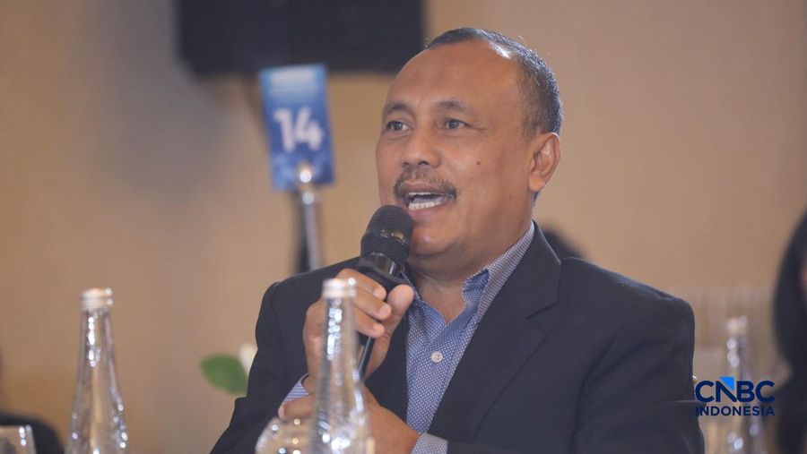 Product Support Director PT Gaya Makmur Tractors, Surateman menyampaikan pemaparan dalam acara EV Transition in Mining Industry Outlook 2026 di Jakarta, Rabu (29/4/2026). (CNBC Indonesia/Tri Susilo)