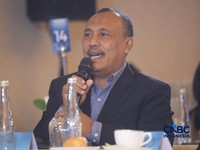 Product Support Director PT Gaya Makmur Tractors, Surateman menyampaikan pemaparan dalam acara EV Transition in Mining Industry Outlook 2026 di Jakarta, Rabu (29/4/2026). (CNBC Indonesia/Tri Susilo)