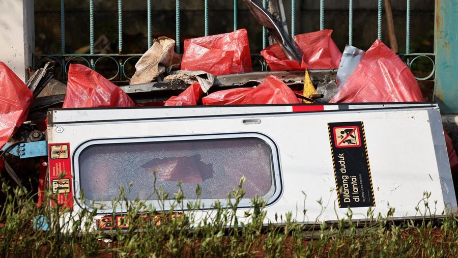 Puing-puing berserakan di lokasi kejadian setelah tabrakan fatal antara kereta komuter dan kereta jarak jauh pada hari Senin, di Bekasi, pinggiran Jakarta, Indonesia, 29 April 2026.