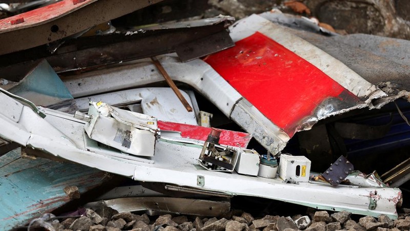 Puing-puing berserakan di lokasi kejadian setelah tabrakan fatal antara kereta komuter dan kereta jarak jauh pada hari Senin, di Bekasi, pinggiran Jakarta, Indonesia, 29 April 2026.
