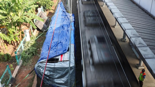Potret Terkini Kecelakaan Kereta Bekasi Timur, Bangkai KRL Ditutup