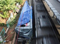 Puing-puing gerbong kereta komuter yang tertutup kain tergeletak di tanah di lokasi kejadian setelah tabrakan fatal antara kereta komuter dan kereta jarak jauh pada hari Senin, di Bekasi, pinggiran Jakarta, Indonesia, 29 April 2026. (REUTERS/Willy Ku