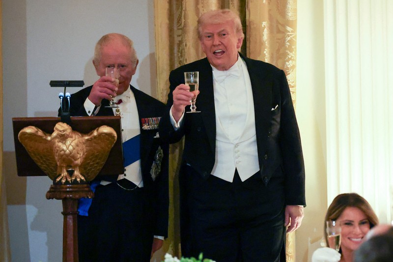 Raja Charles dari Inggris dan Presiden AS Donald Trump saat menghadiri jamuan makan malam kenegaraan untuk Raja dan Ratu Camilla di Gedung Putih, Washington, D.C., AS, Selasa (28/4/2026). (REUTERS/Evelyn Hockstein)