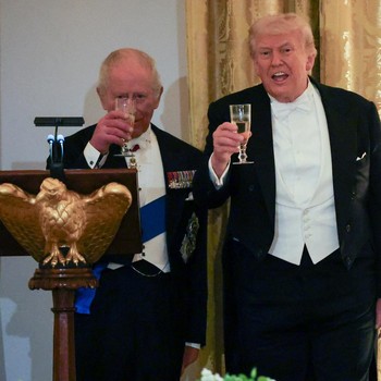 Raja Charles dan Donald Trump bersulang dalam jamuan makan malam kenegaraan untuk Raja dan Camilla di Gedung Putih, Selasa (28/4/2026). (REUTERS/Suzanne Plunkett)